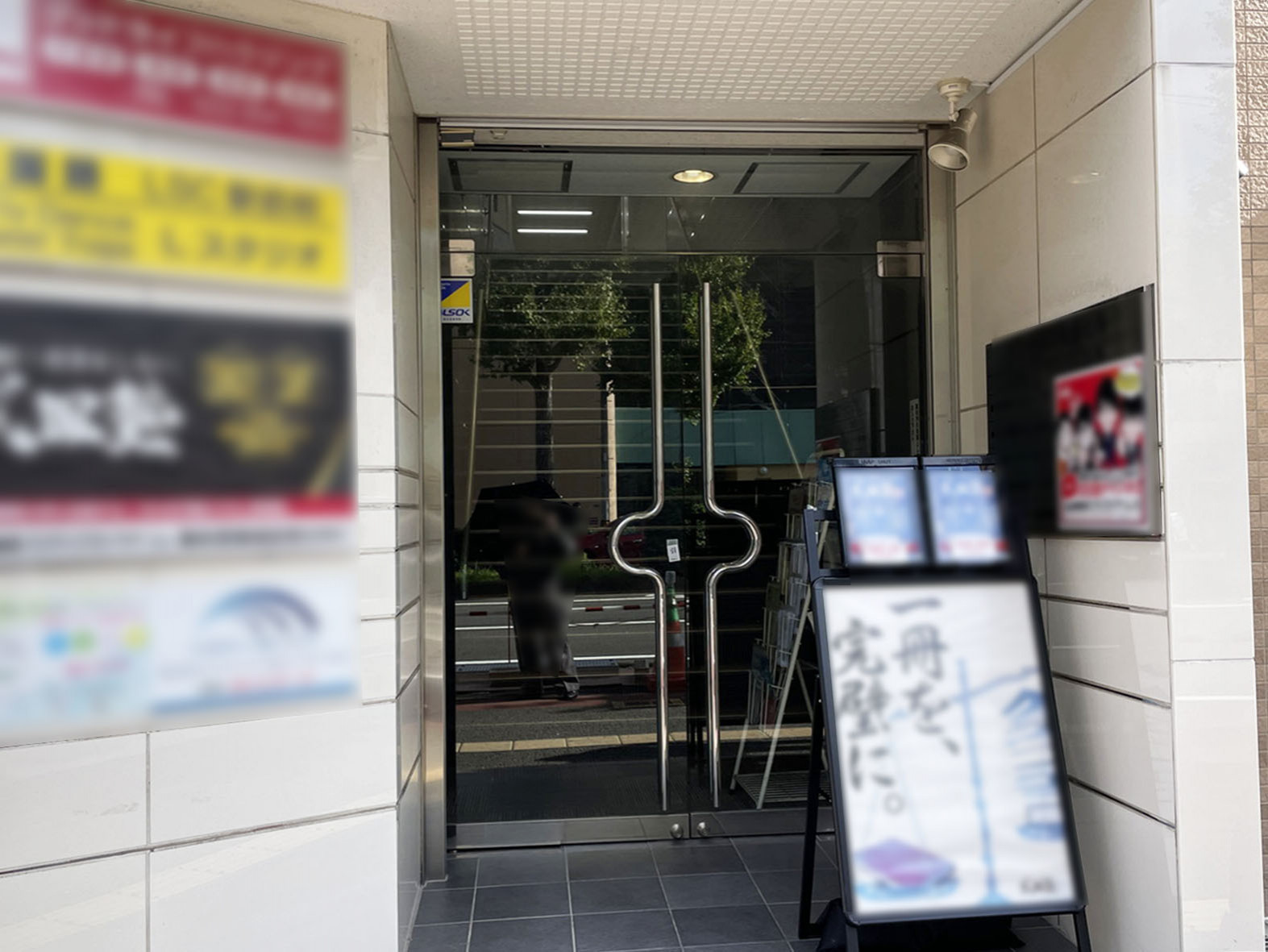 オフィスビル出入口