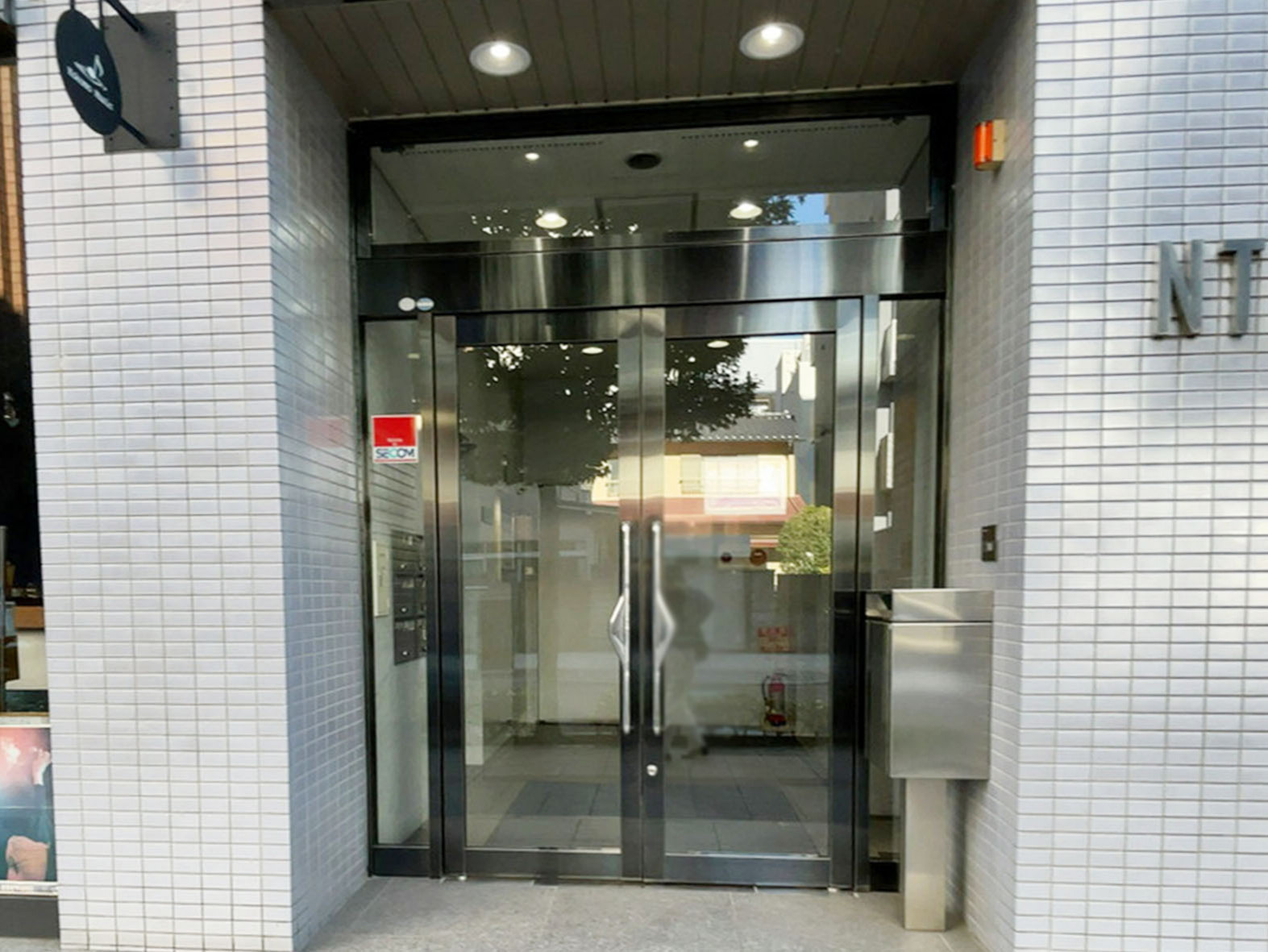 オフィスビル出入口