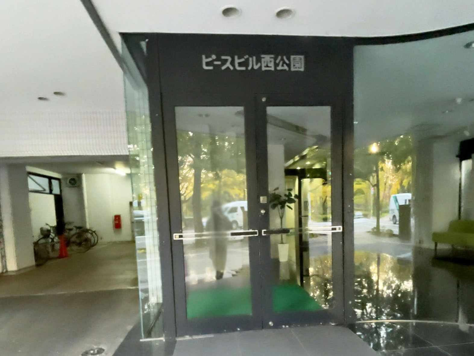オフィスビル出入口