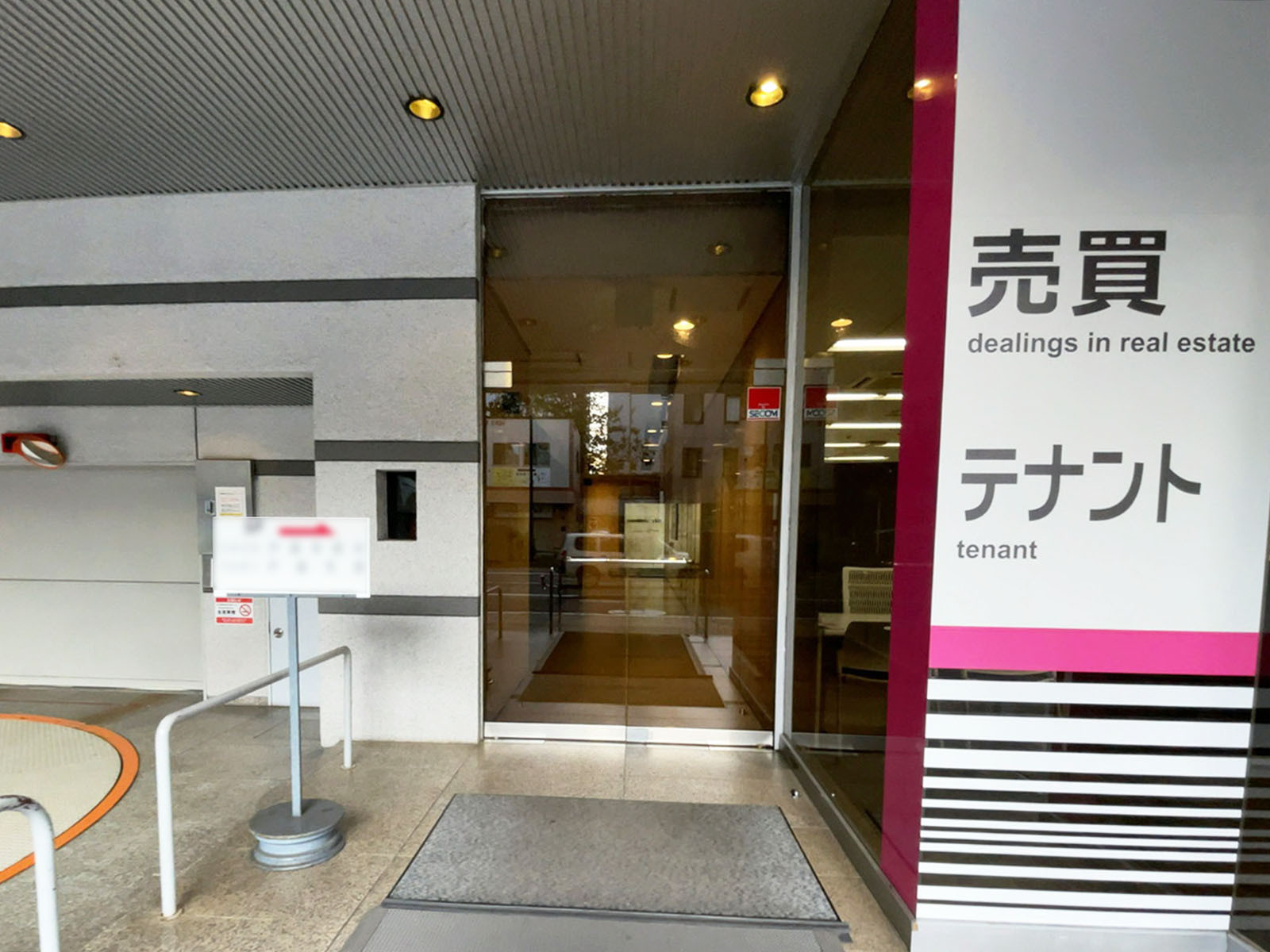 オフィスビル出入口