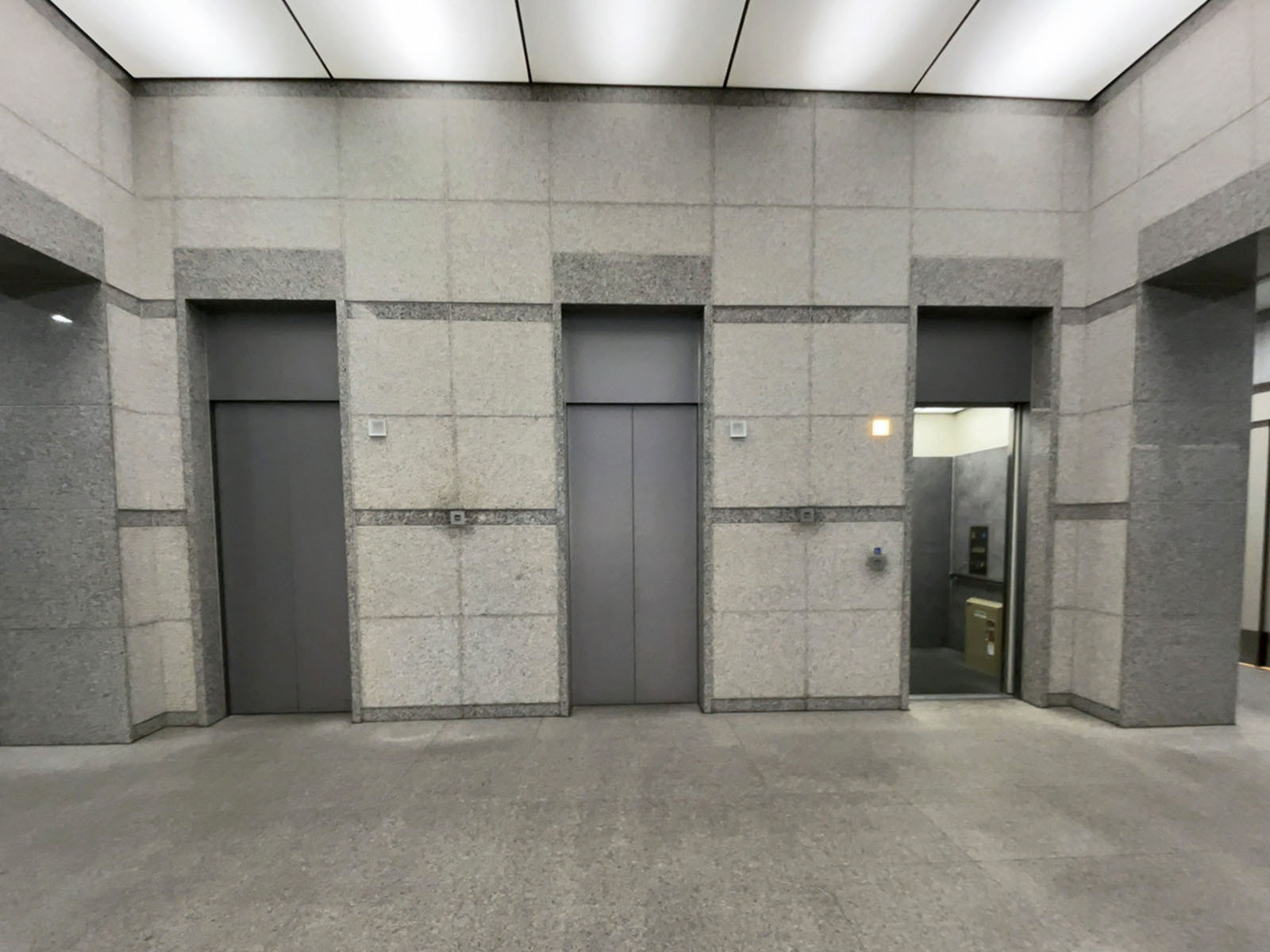 エレベーター(3基)