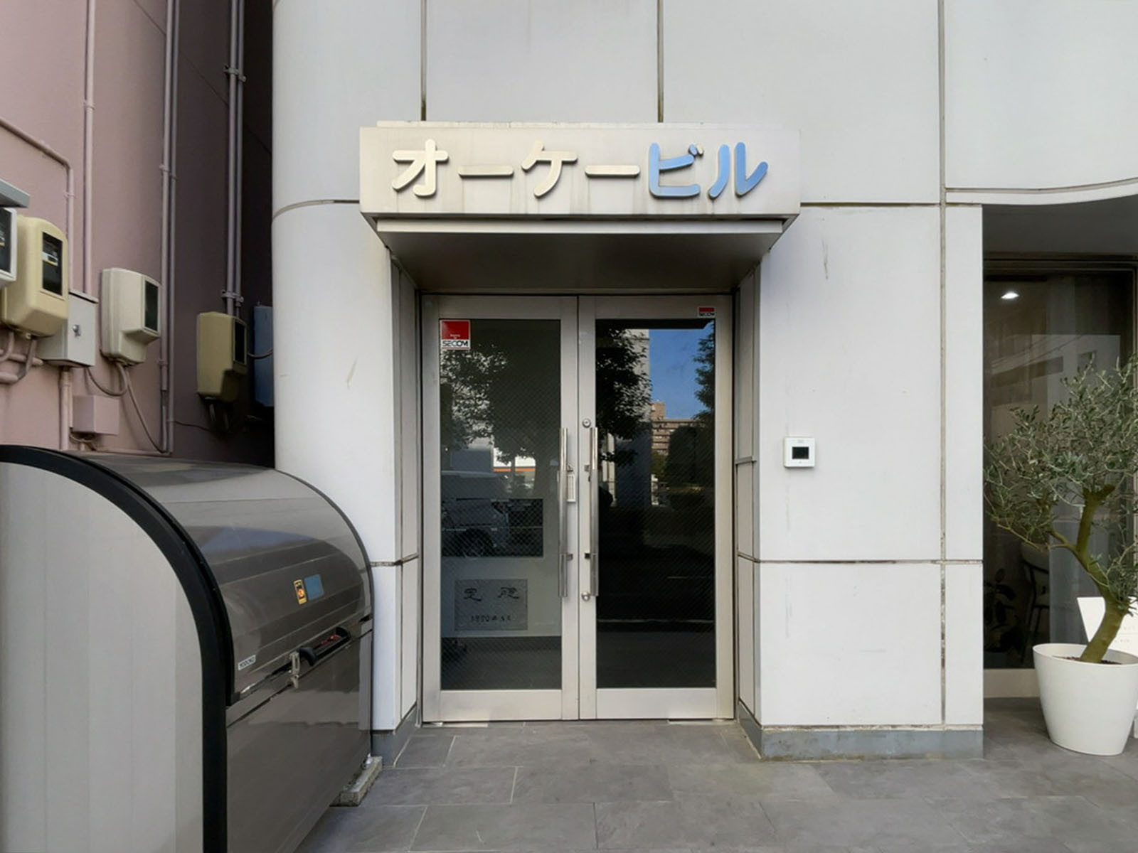 オフィスビル出入口