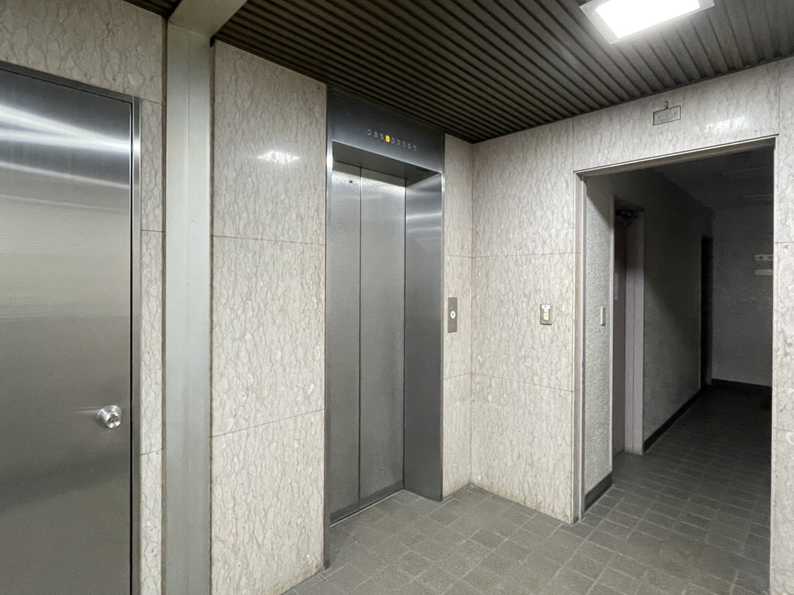 エレベーター(1基)