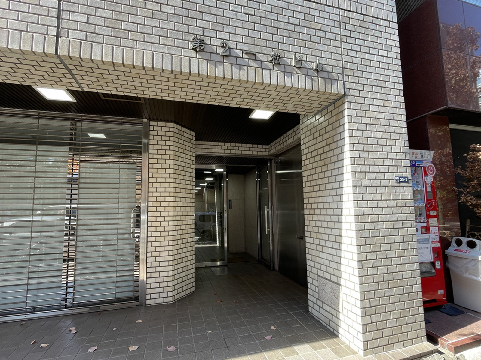 オフィスビル出入口