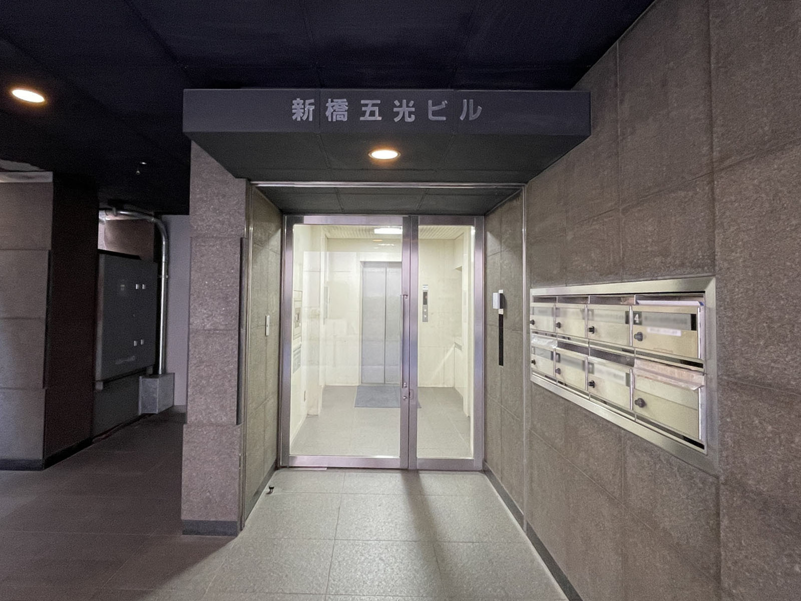 オフィスビル出入口