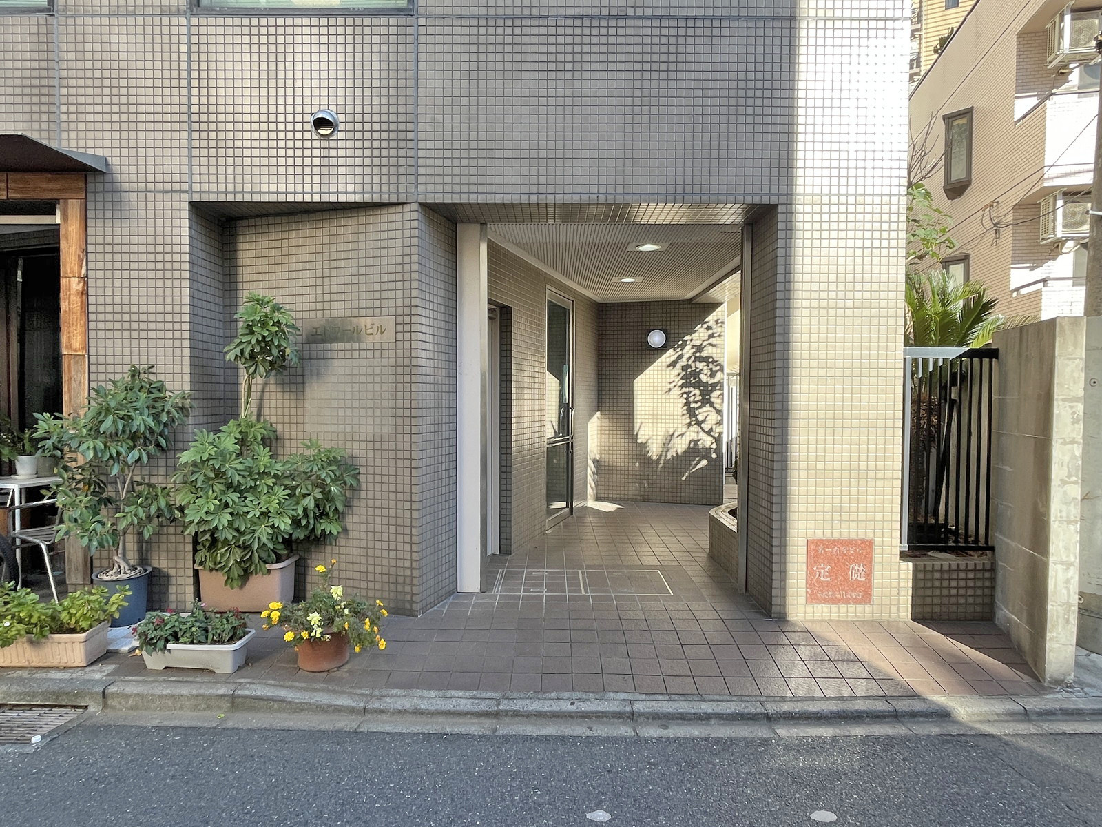 オフィスビル出入口