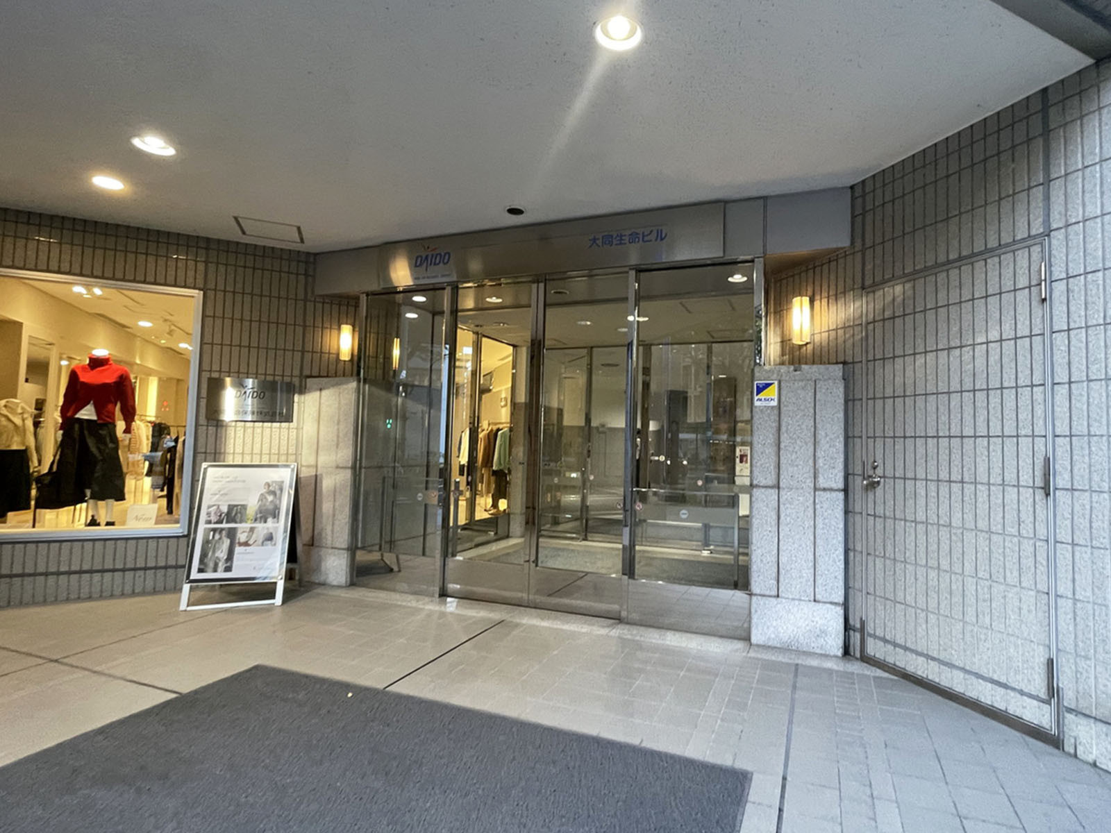 オフィスビル出入口