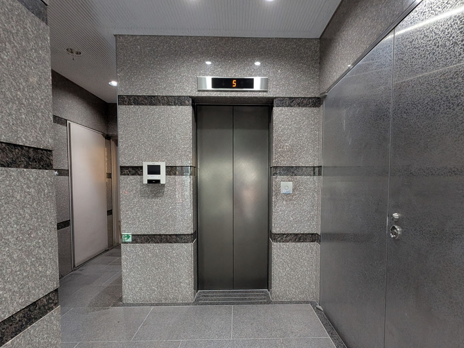 エレベーター(1基)