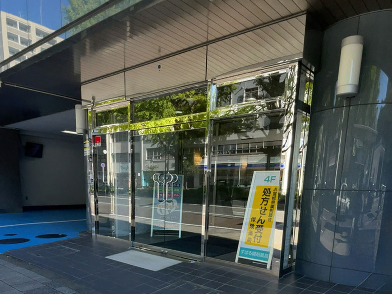 オフィスビル出入口