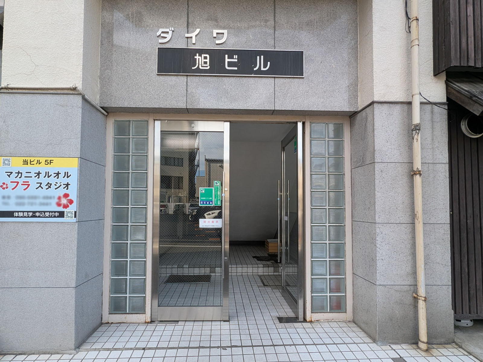 オフィスビル出入口