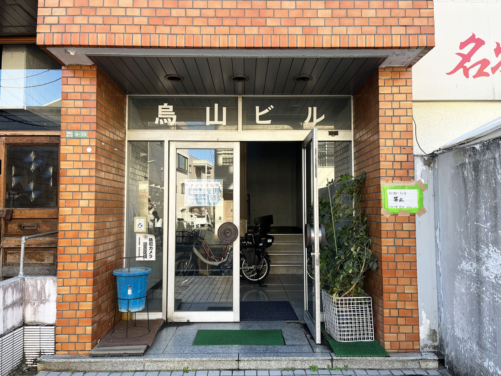 オフィスビル出入口