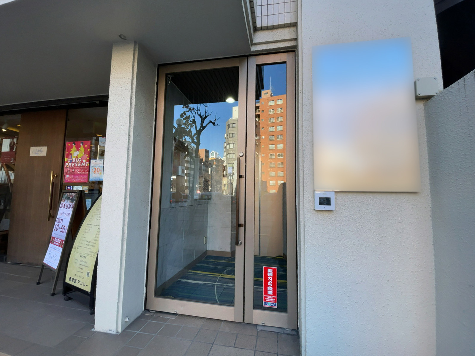 オフィスビル出入口
