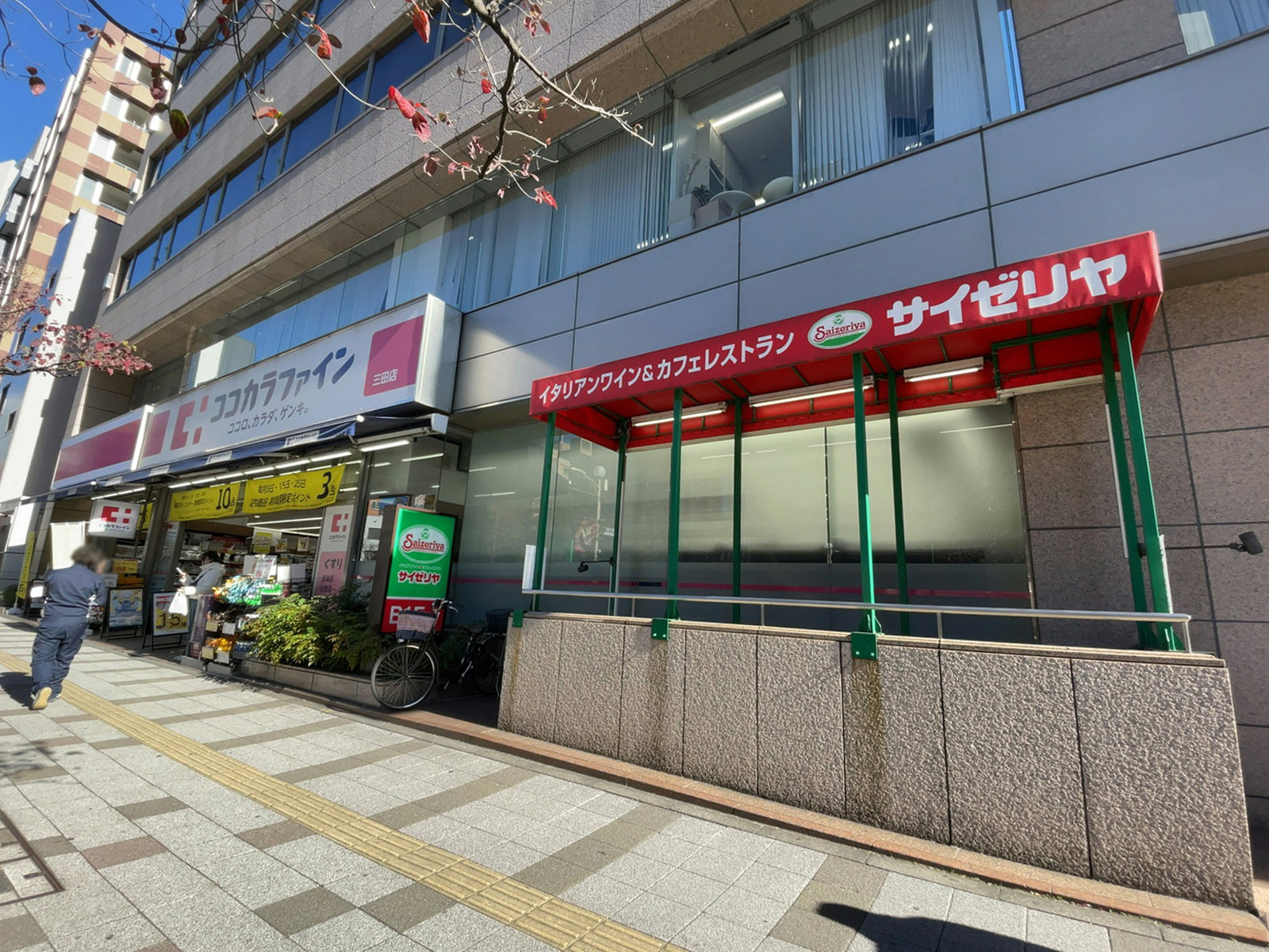1階のサイゼリヤ 三田慶大前店