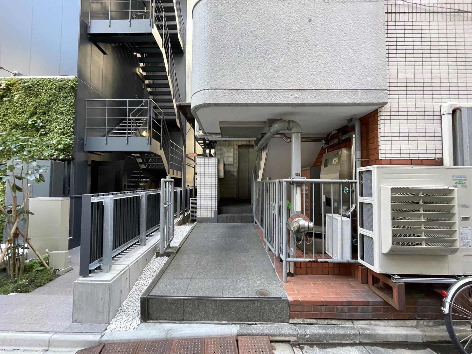 オフィスビル出入口