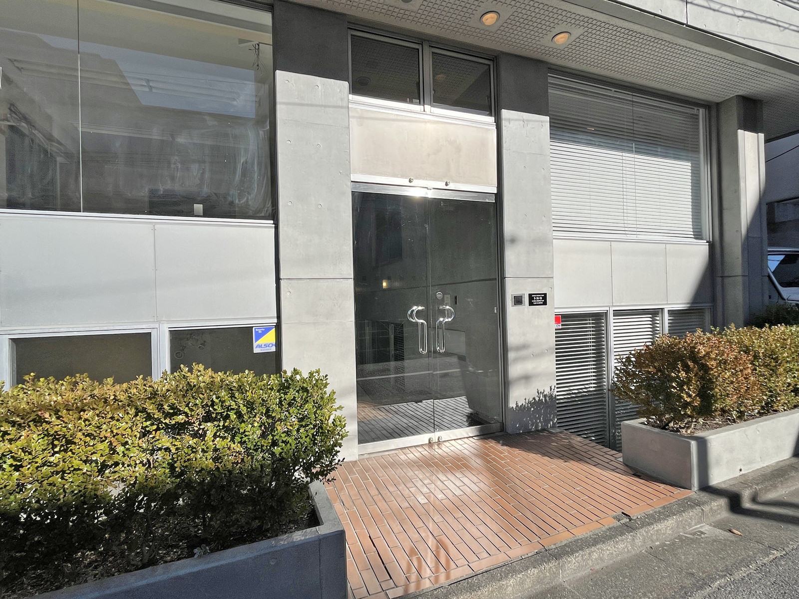 オフィスビル出入口
