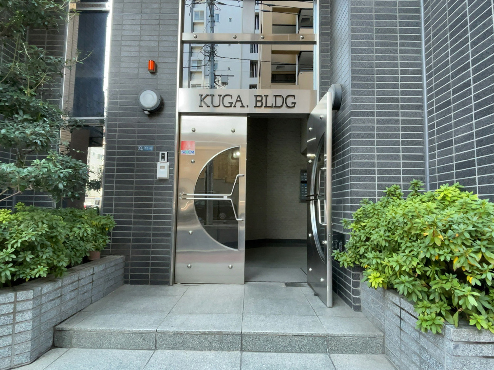 オフィスビル出入口