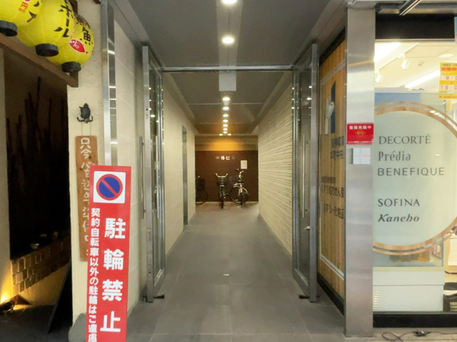 オフィスビル出入口