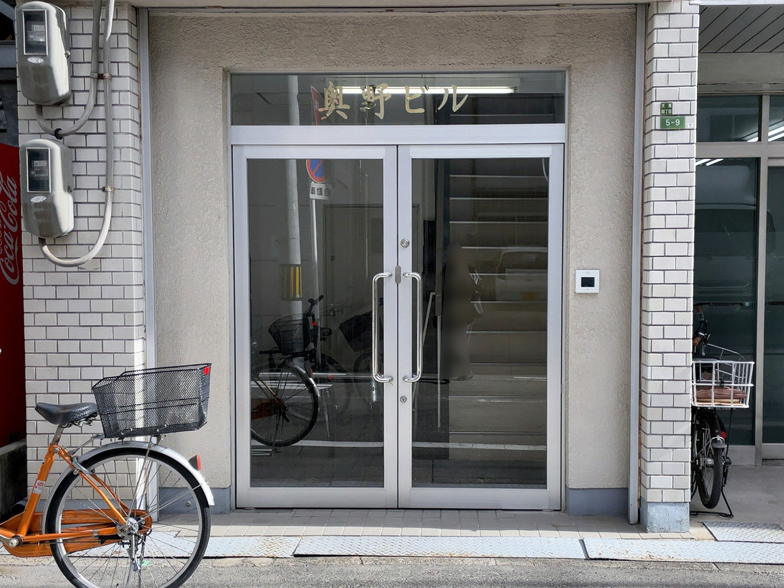 オフィスビル出入口