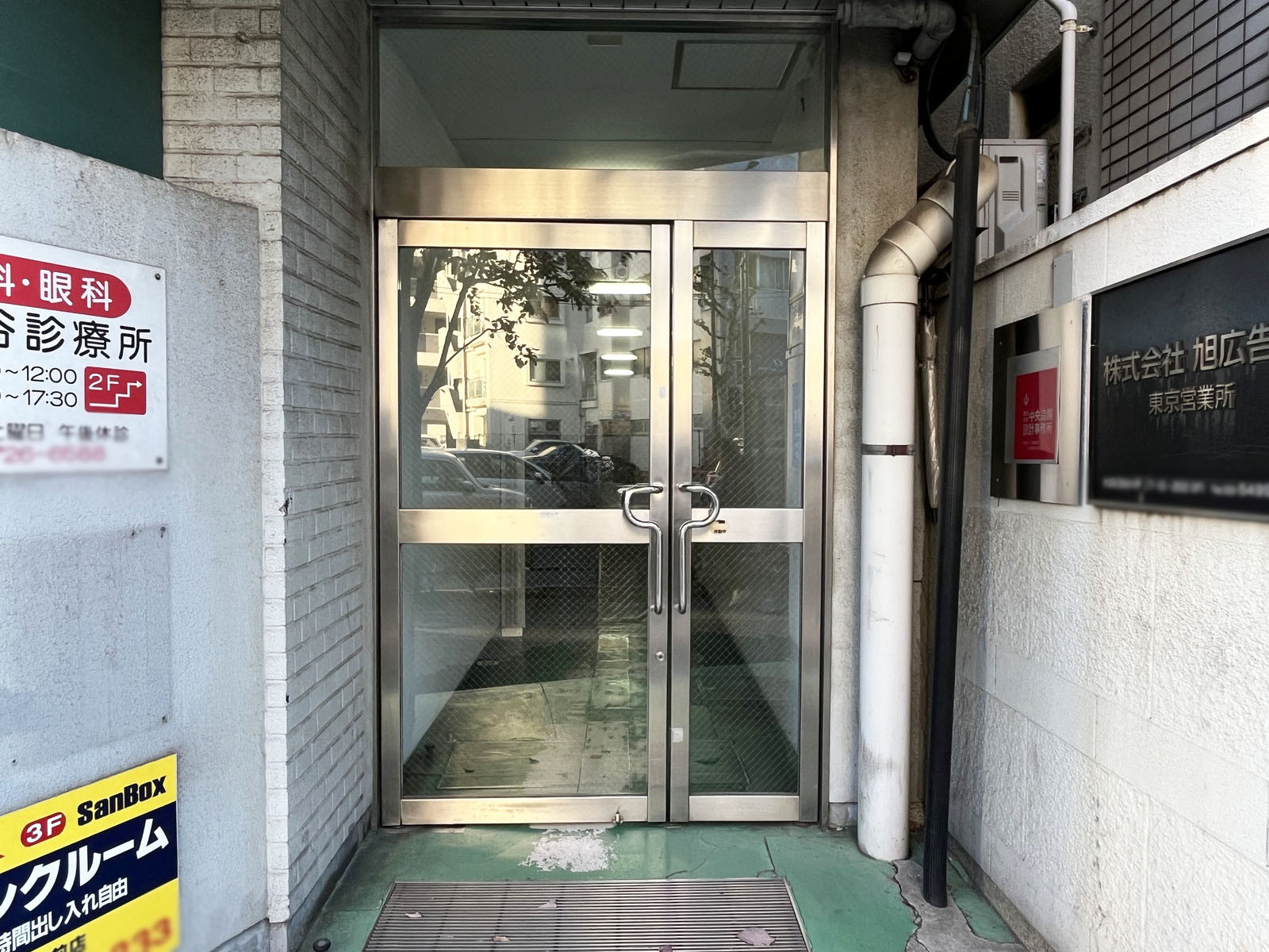 オフィスビル出入口