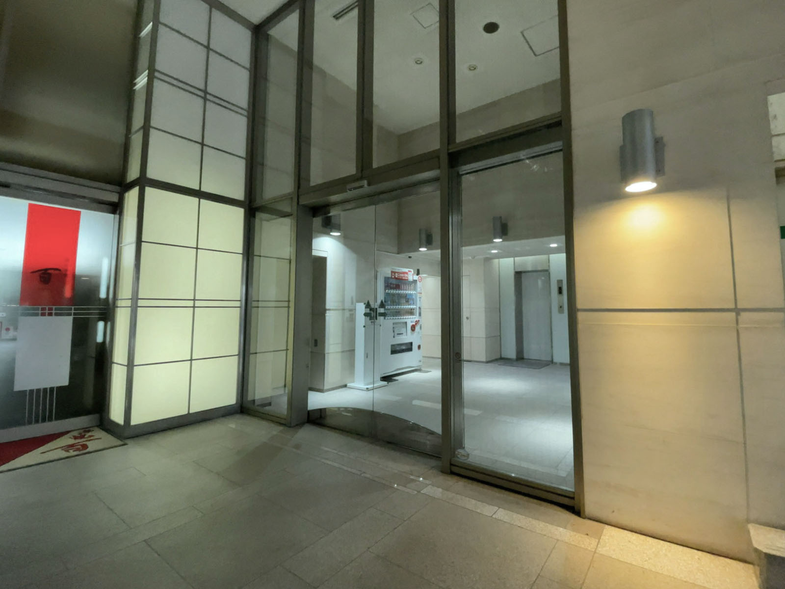 オフィスビル出入口