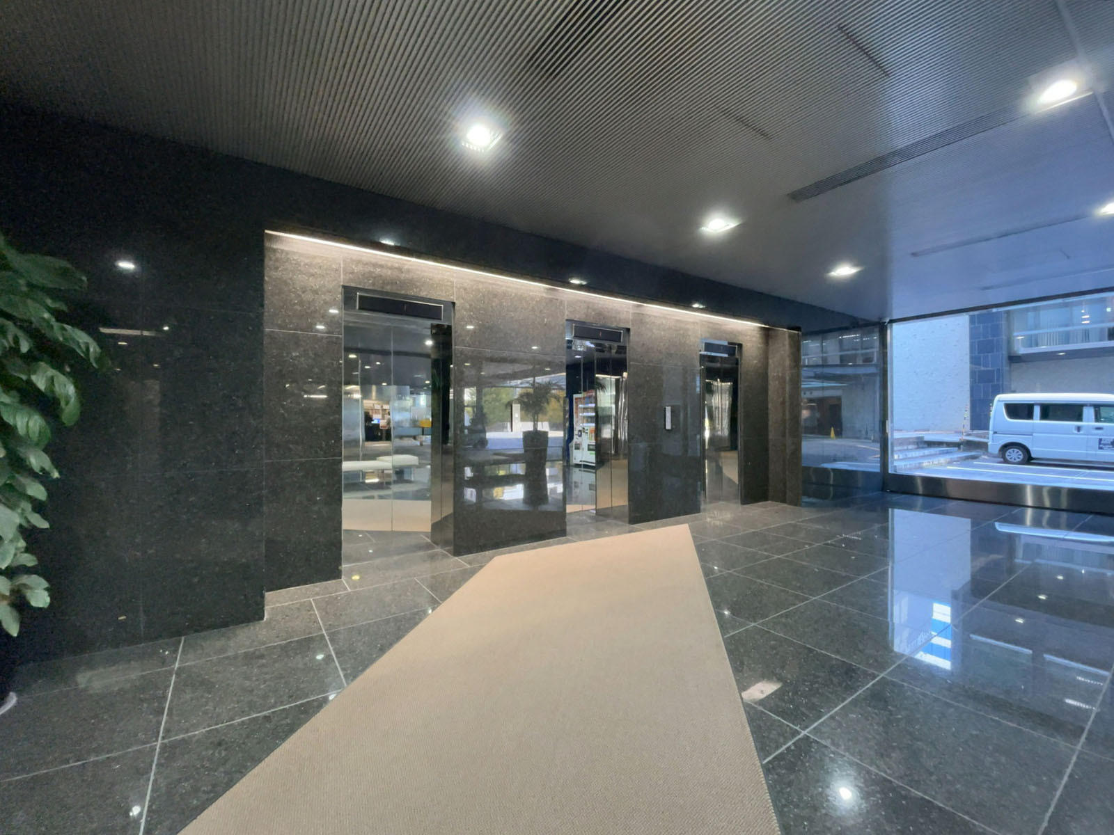エレベーター(3基)