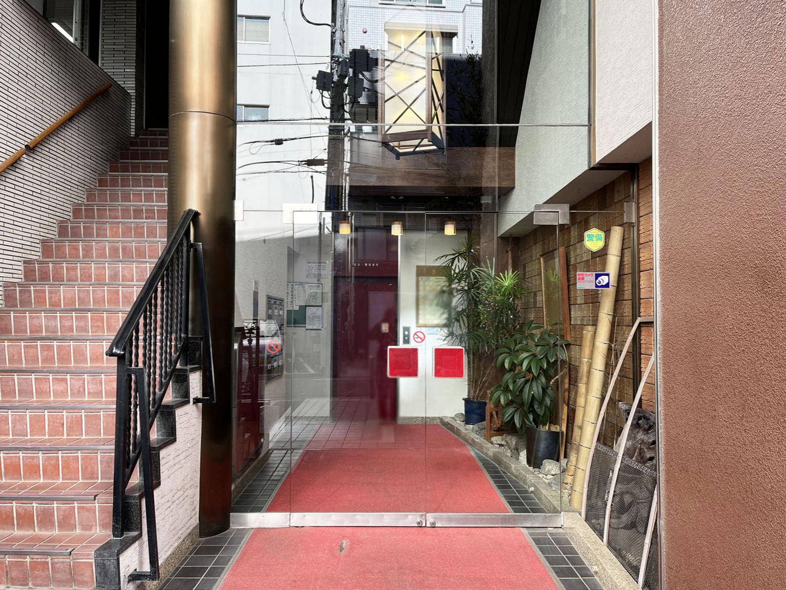 オフィスビル出入口