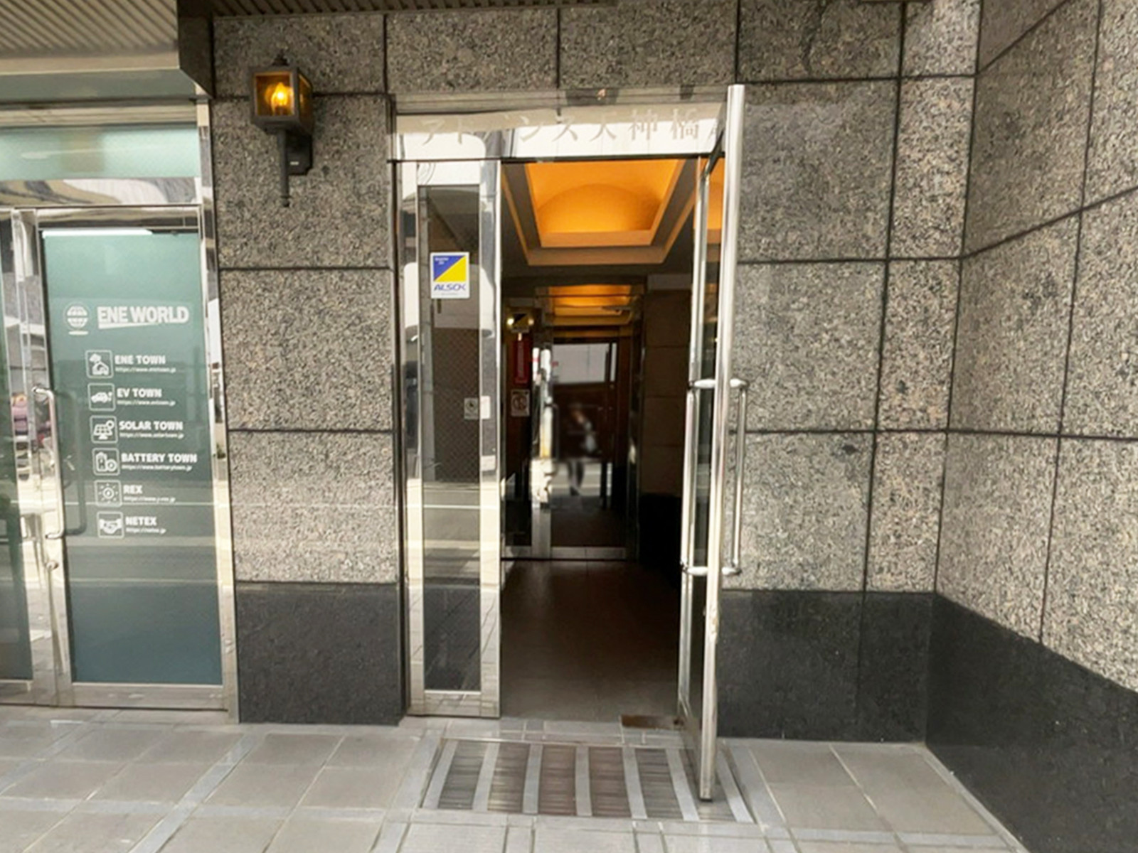 オフィスビル出入口