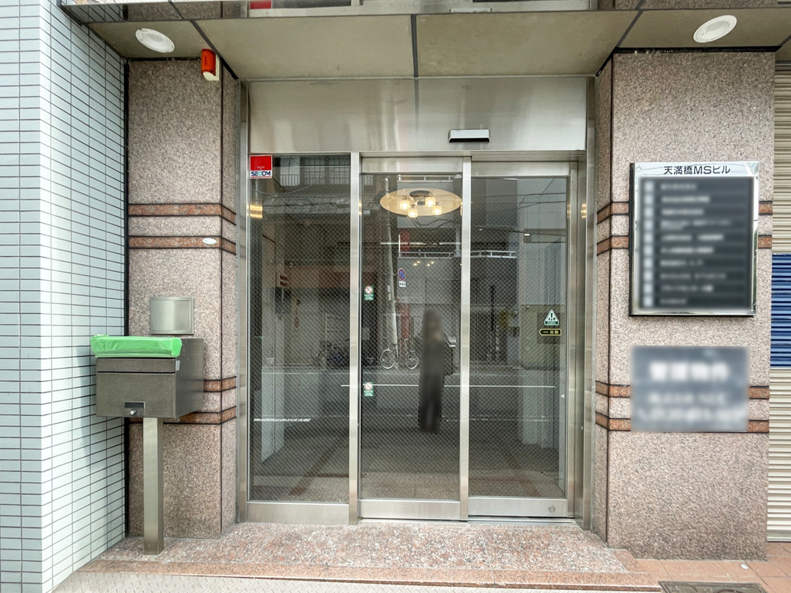 オフィスビル出入口