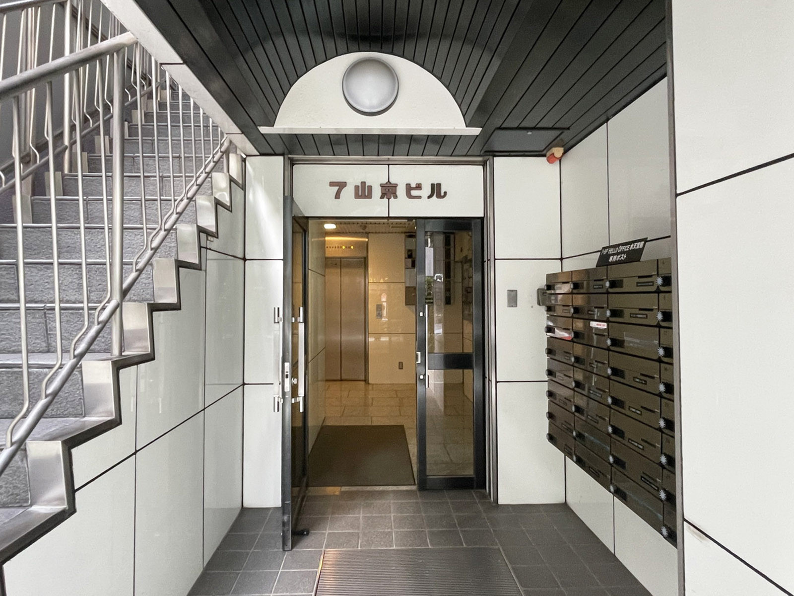 オフィスビル出入口