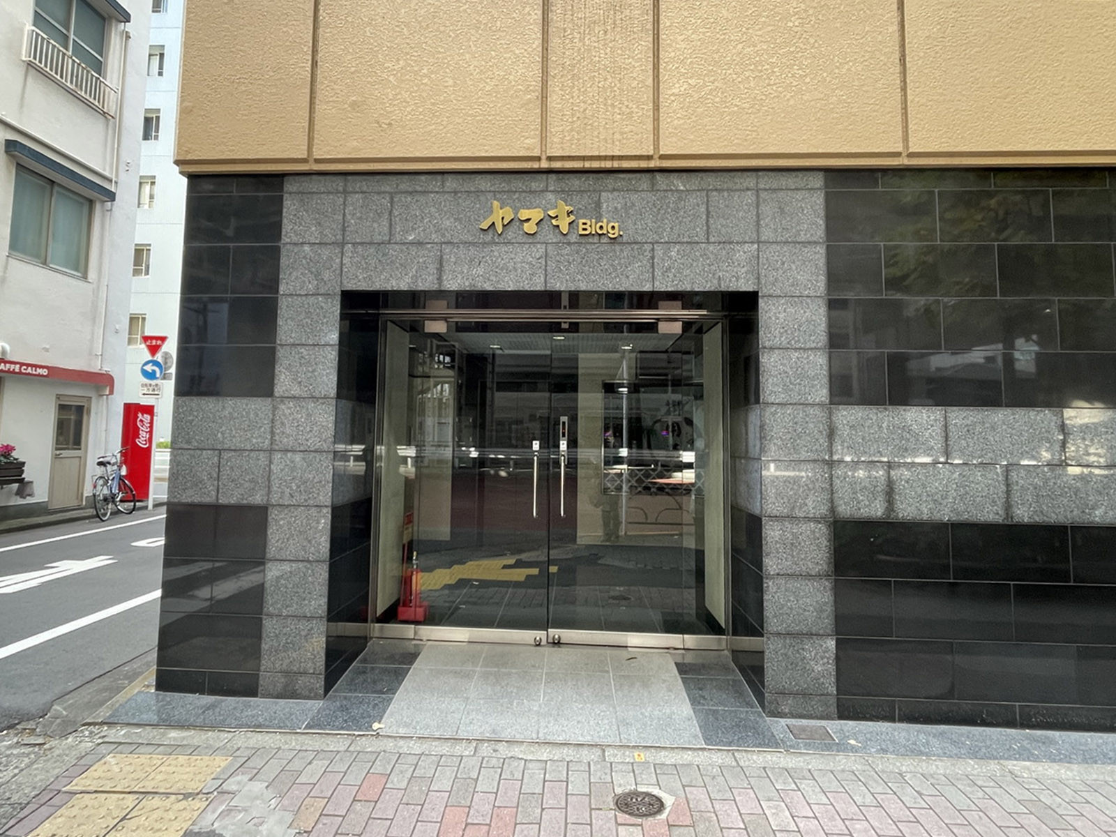 オフィスビル出入口