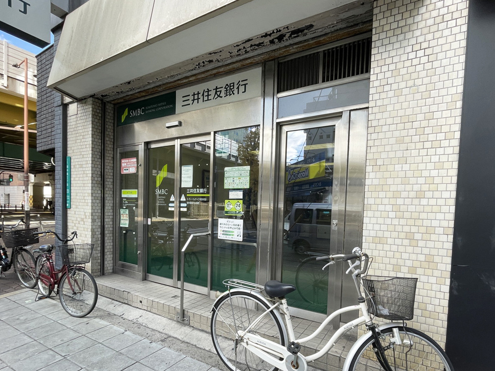 1階の三井住友銀行 西中島南方出張所