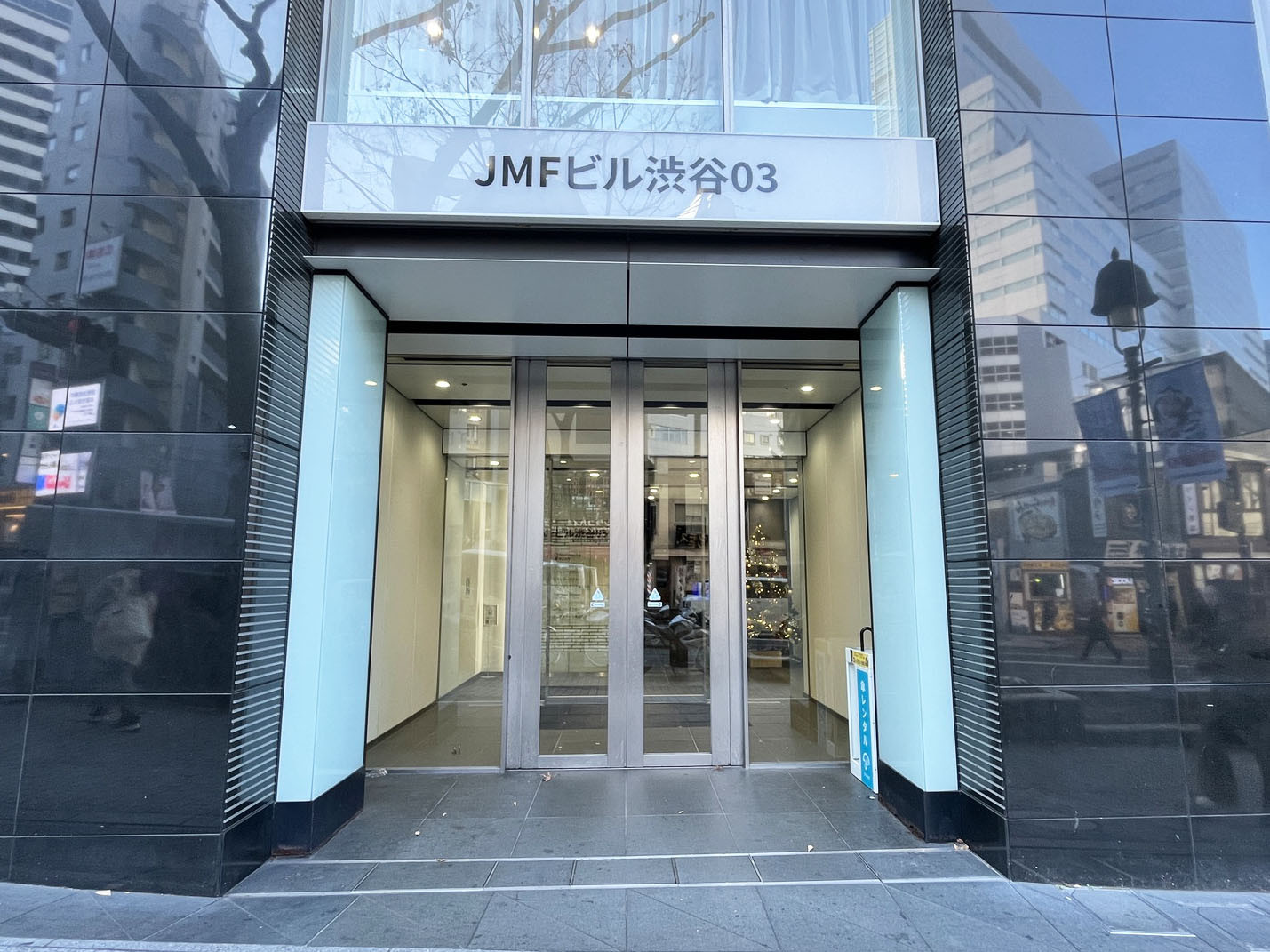 オフィスビル出入口