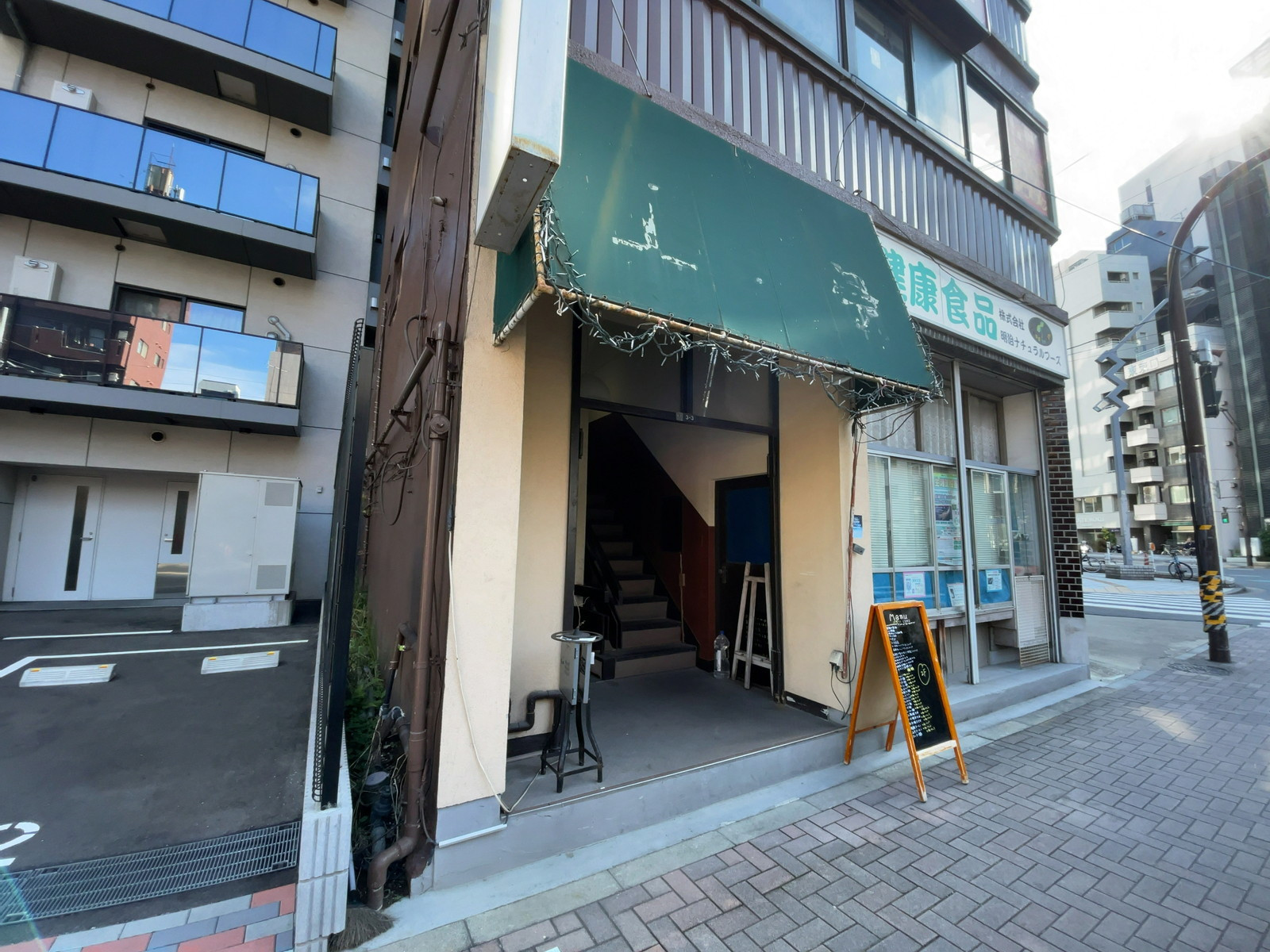 オフィスビル出入口
