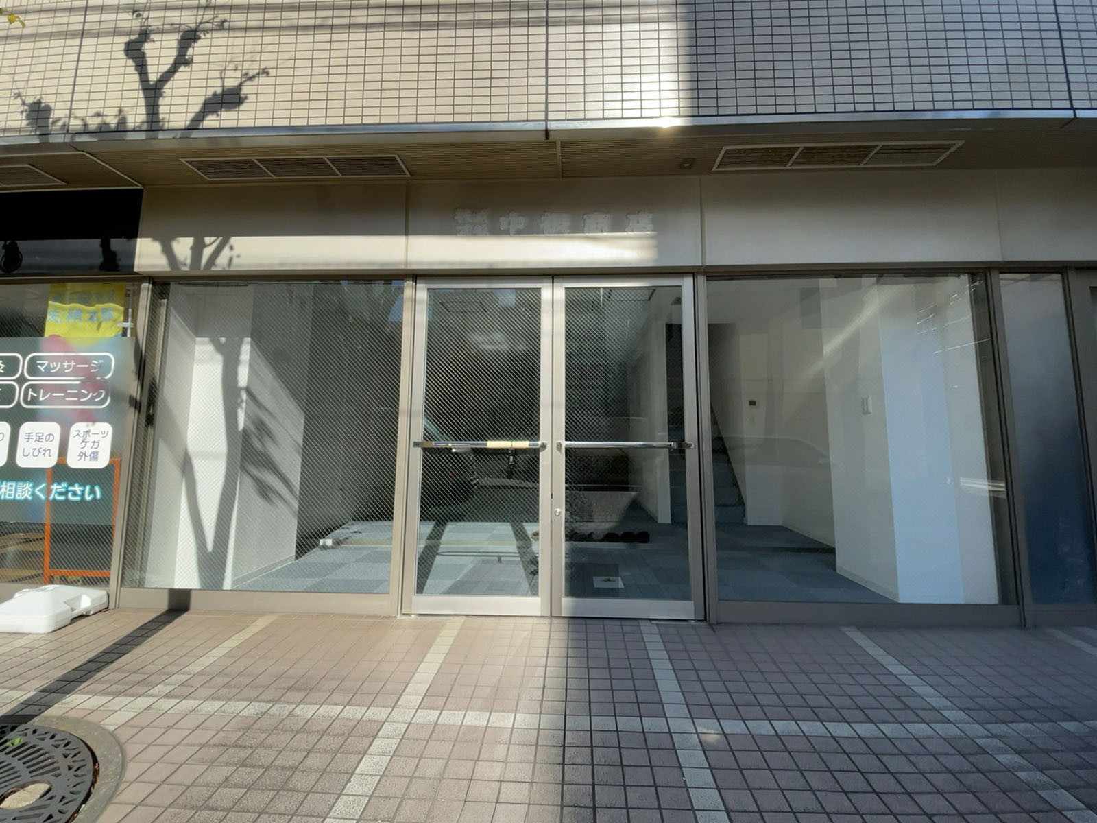 オフィスビル出入口