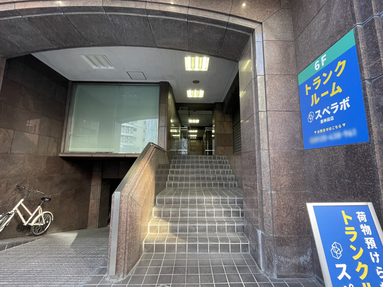 オフィスビル出入口