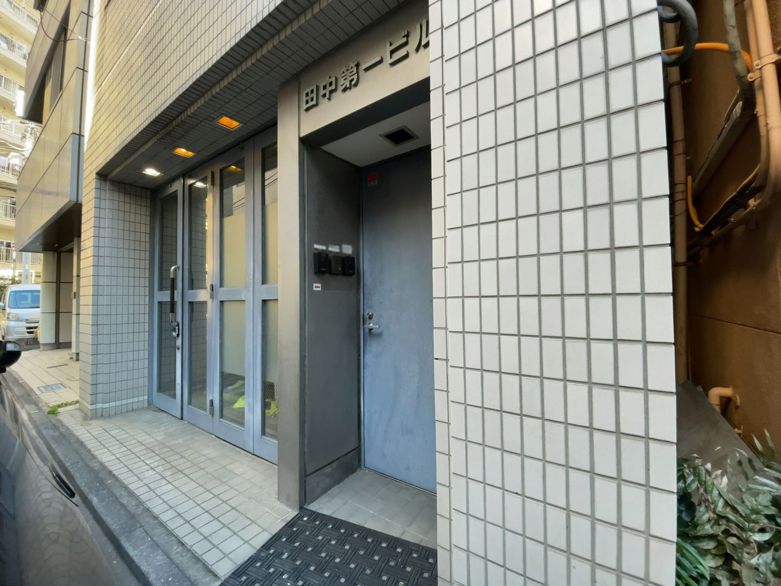 オフィスビル出入口