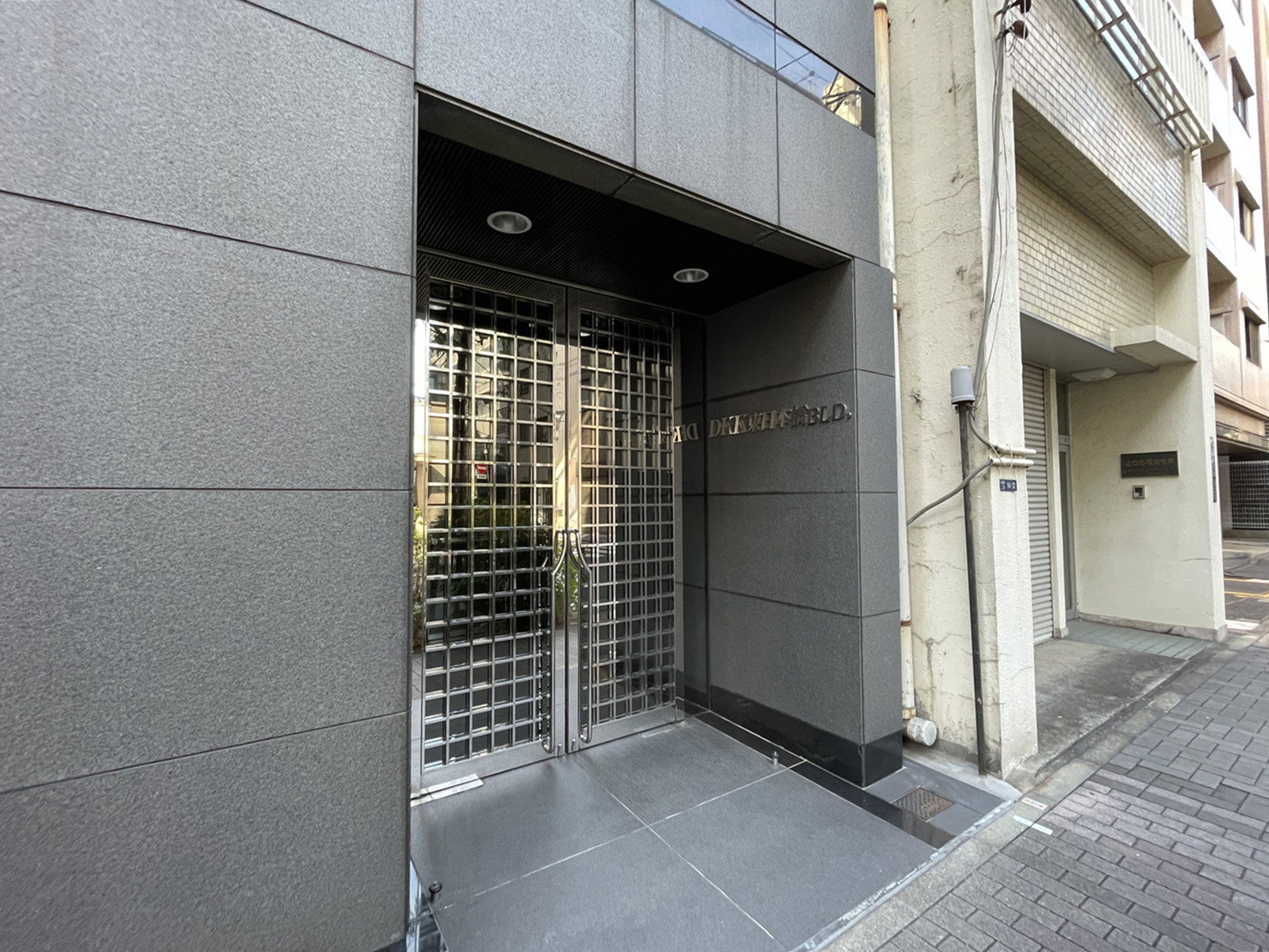 オフィスビル出入口