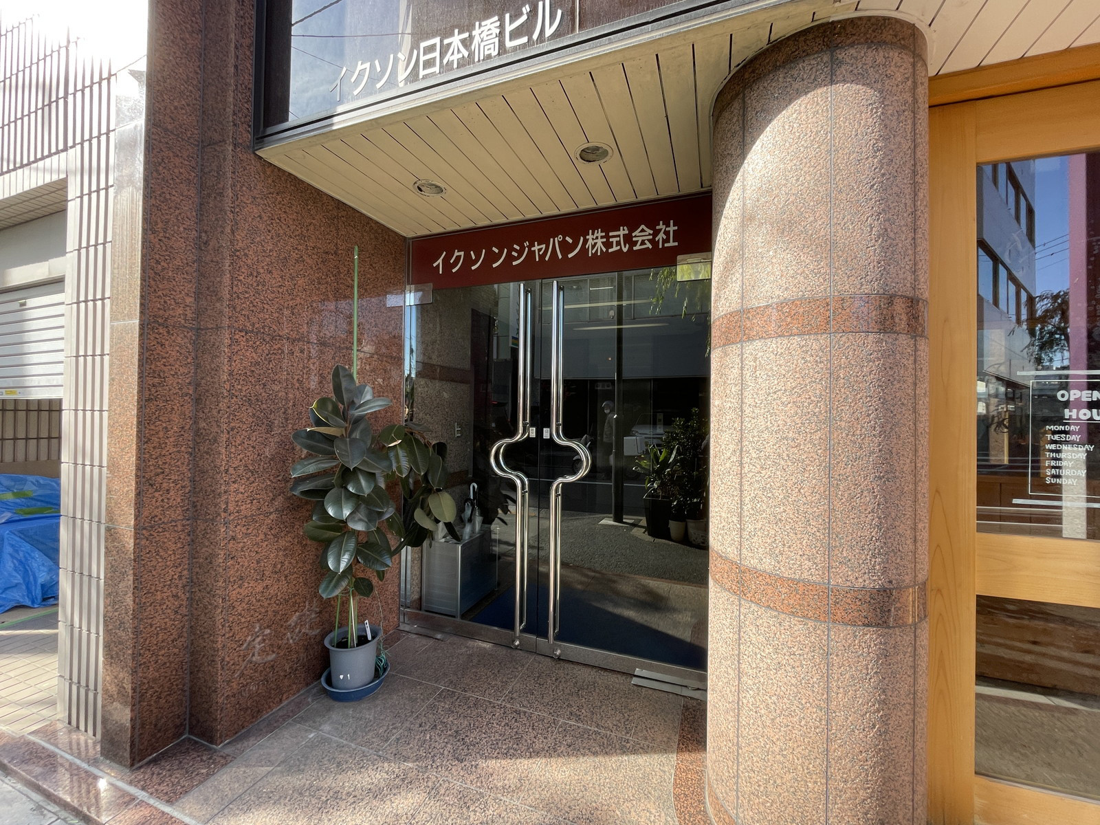 オフィスビル出入口