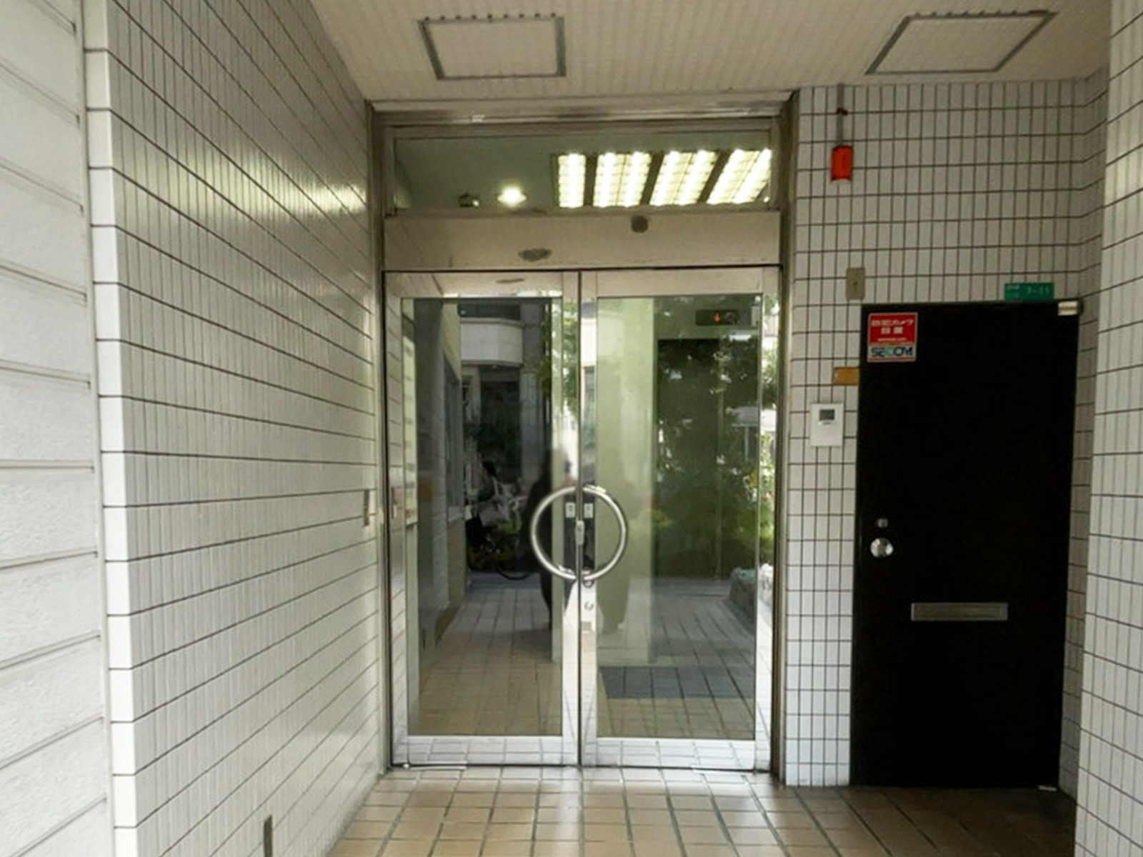 オフィスビル出入口