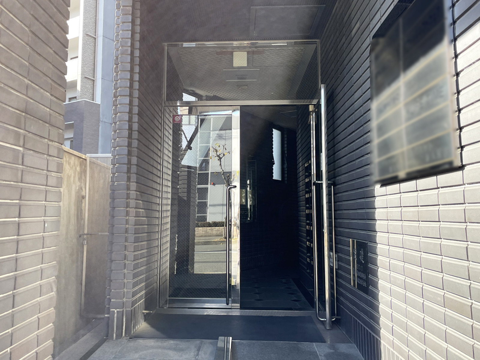 オフィスビル出入口