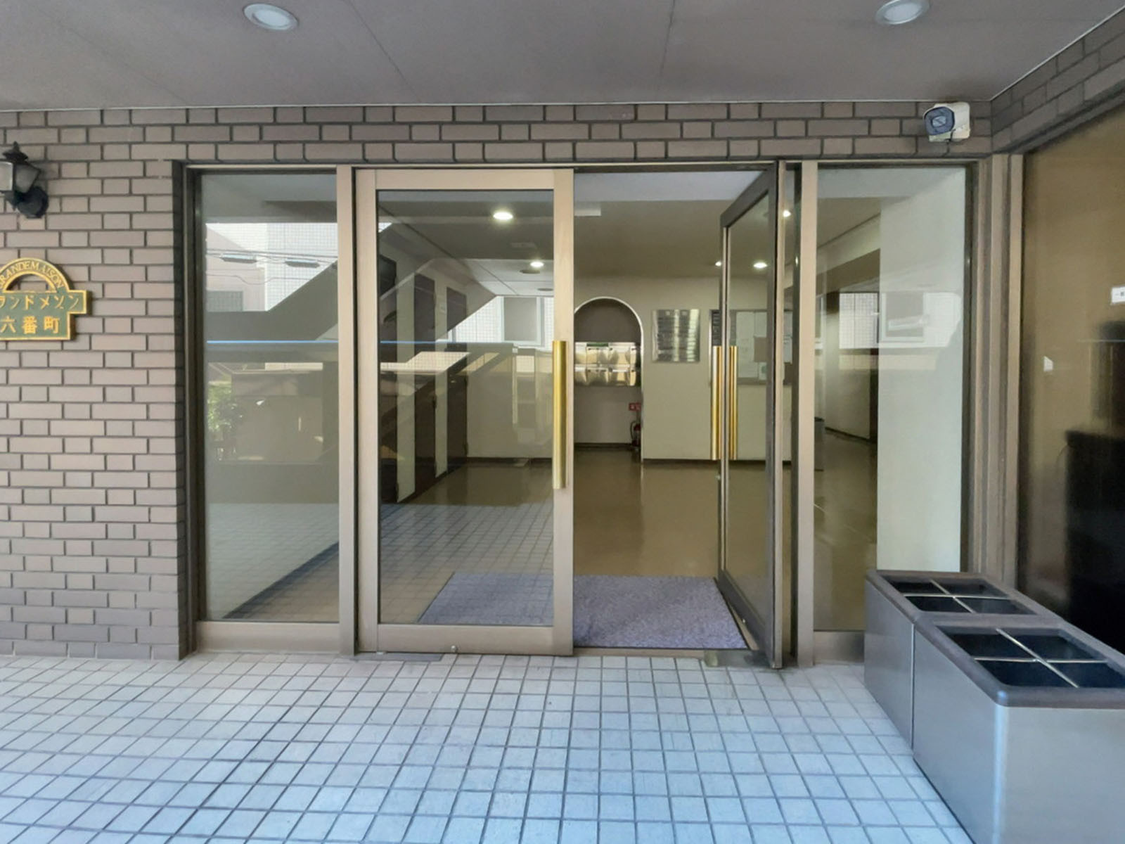 オフィスビル出入口