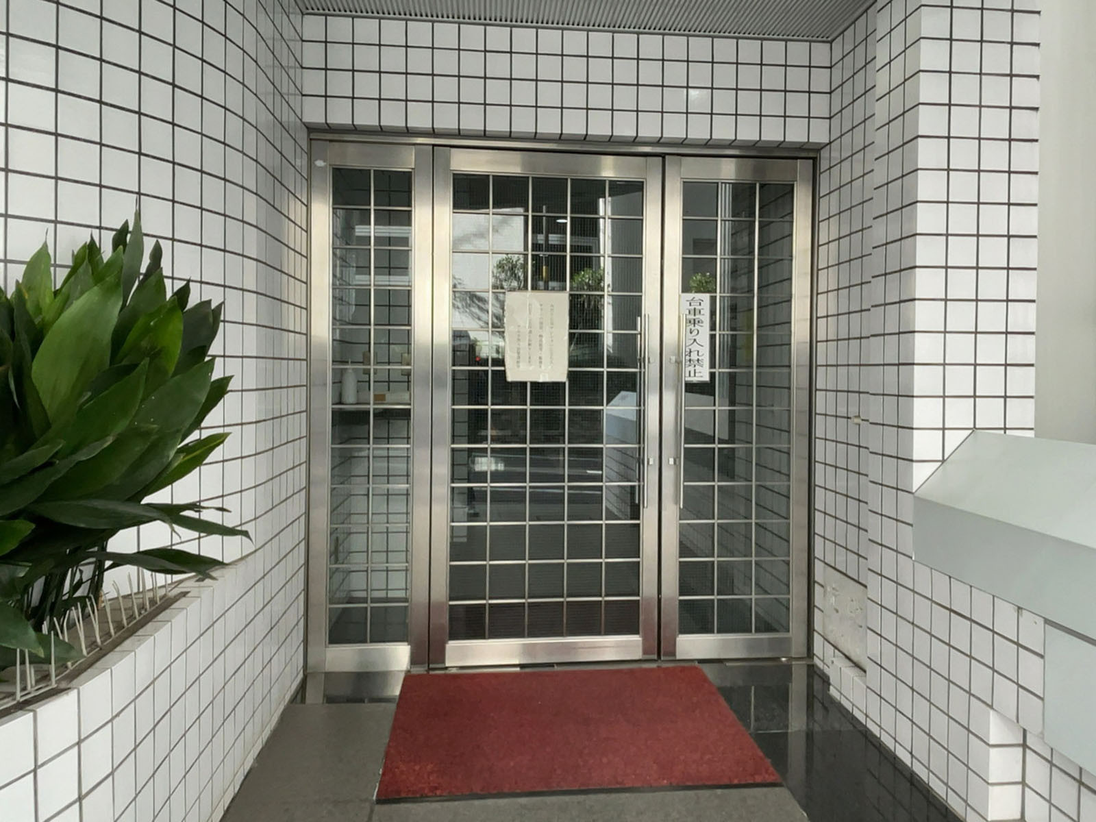 オフィスビル出入口