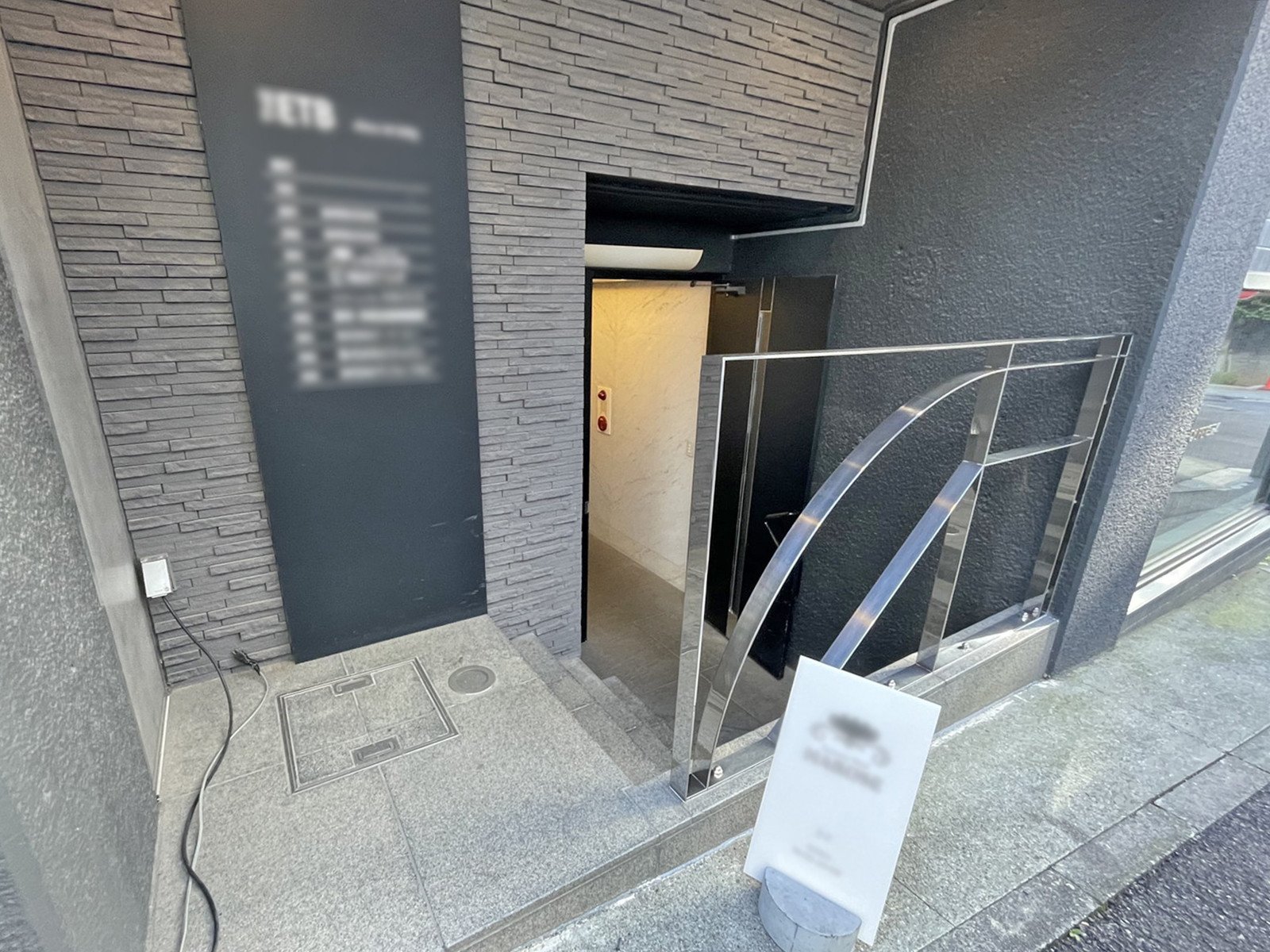 オフィスビル出入口