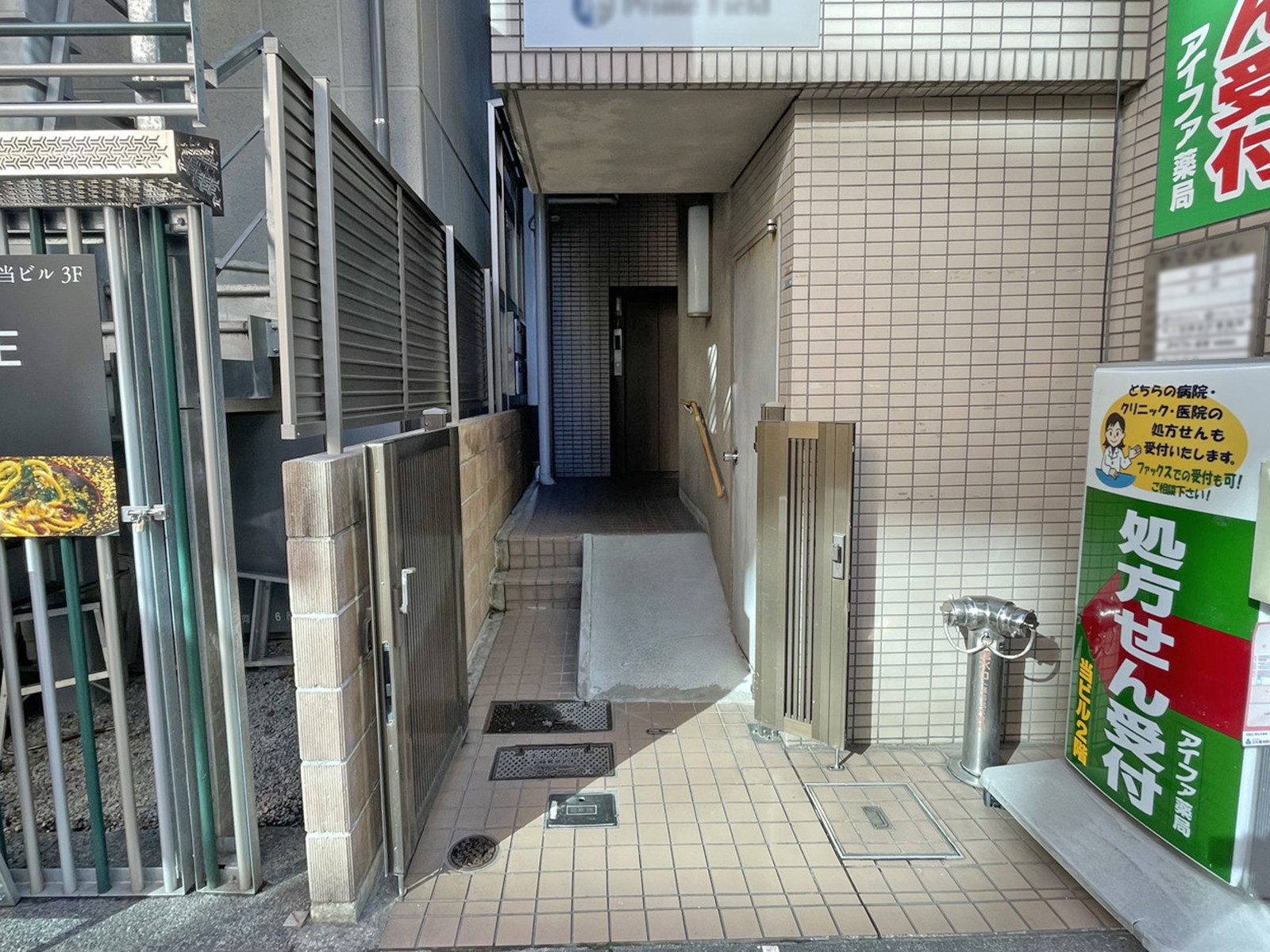 オフィスビル出入口