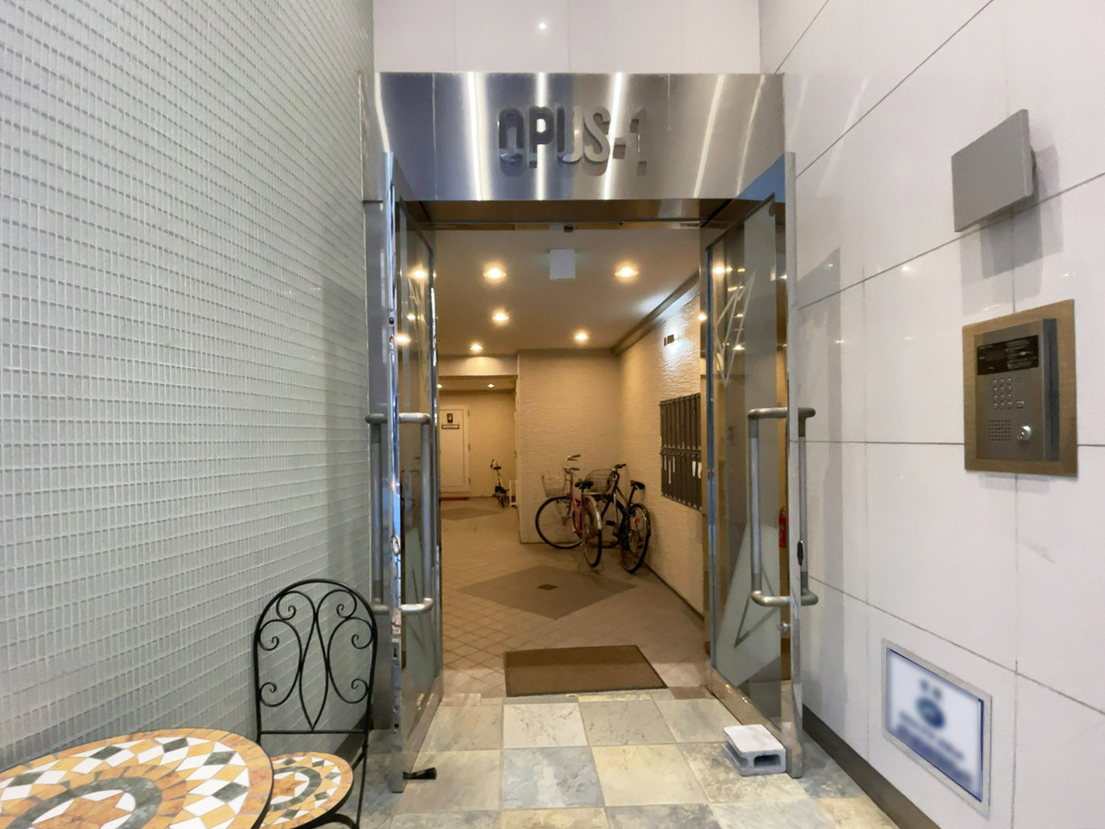 オフィスビル出入口