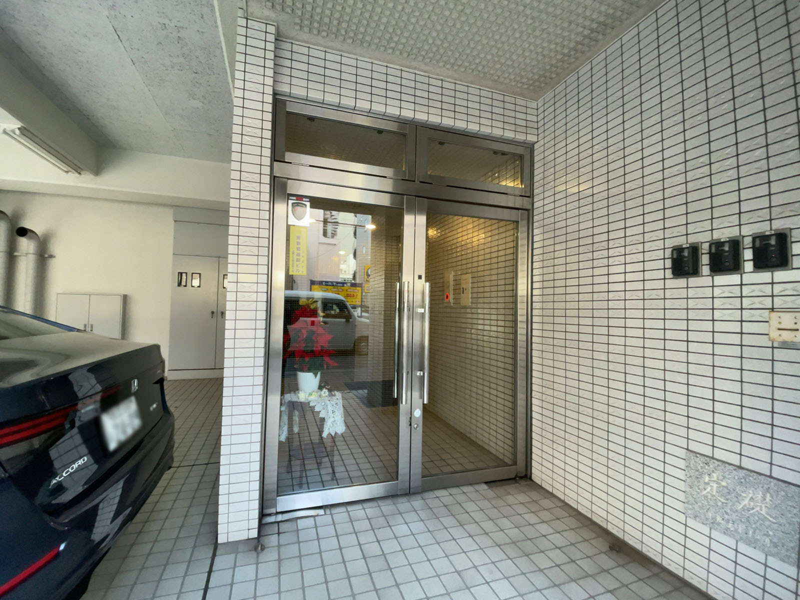 オフィスビル出入口