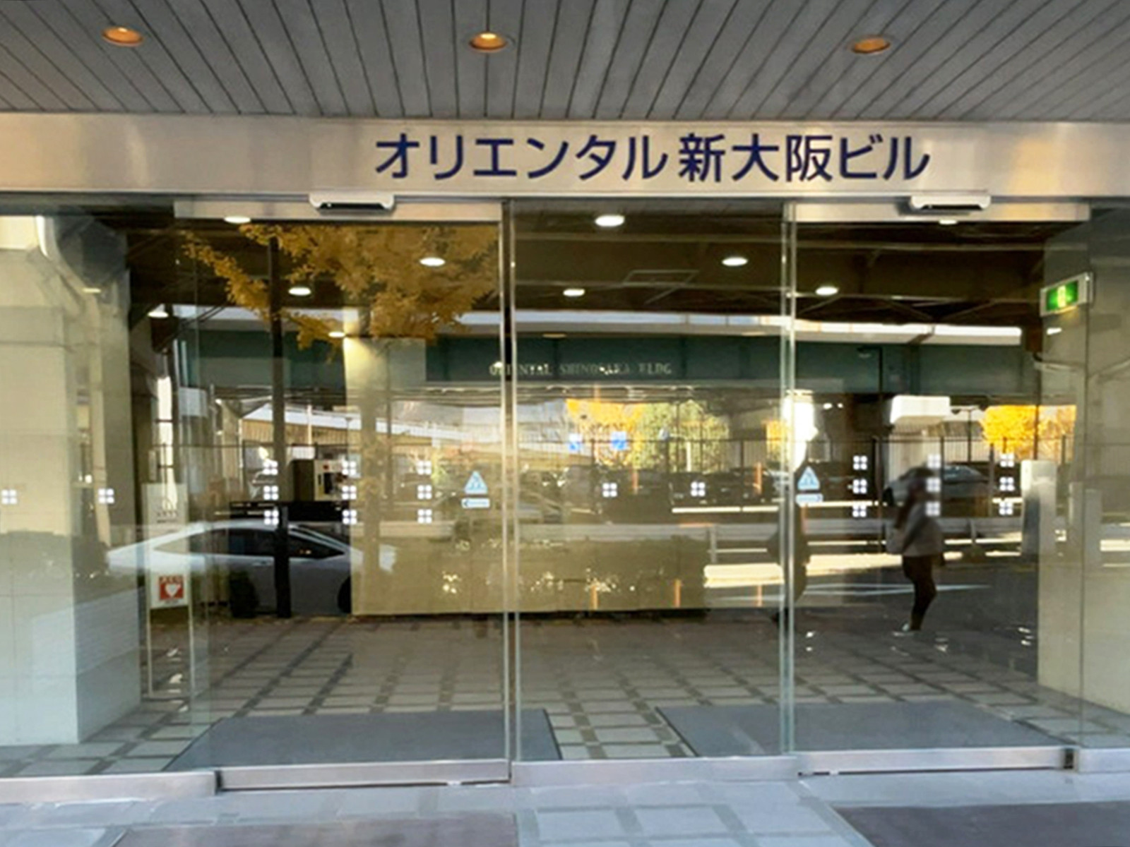 オフィスビル出入口