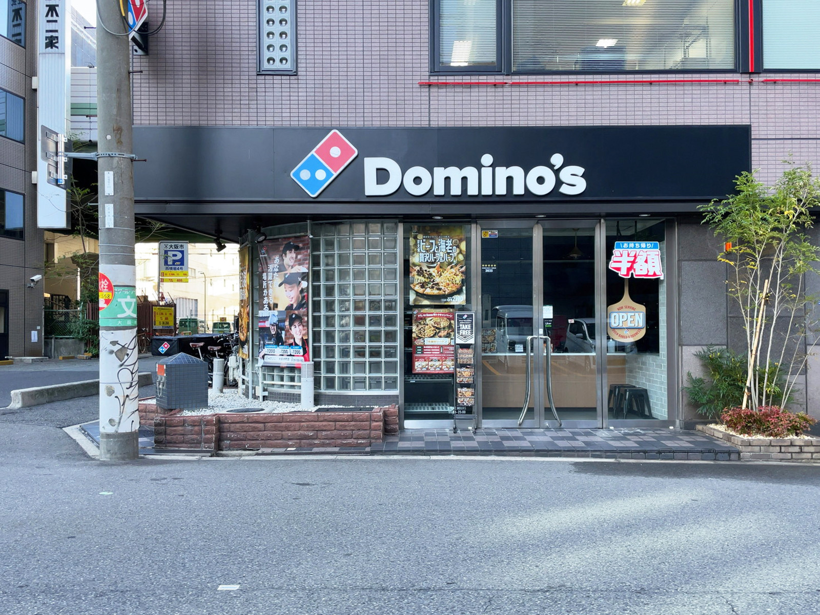 1階のドミノ・ピザ大阪本町店