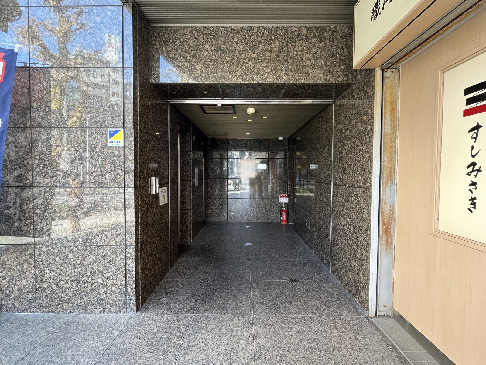 オフィスビル出入口