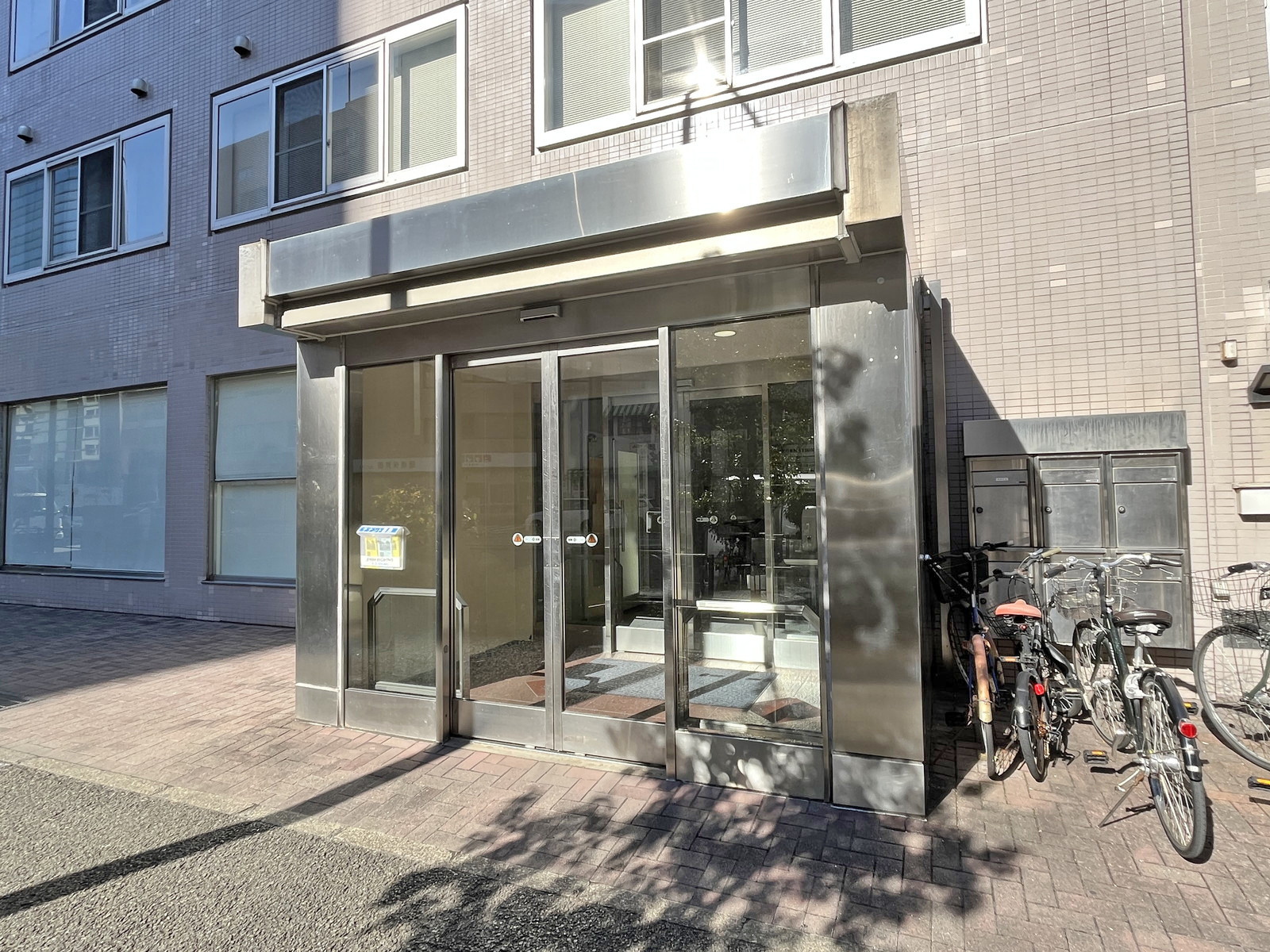 オフィスビル出入口